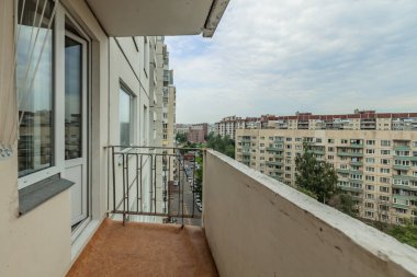 Yüksek apartmandaki eski açık balkon. Çimento bina hizmetçisi.