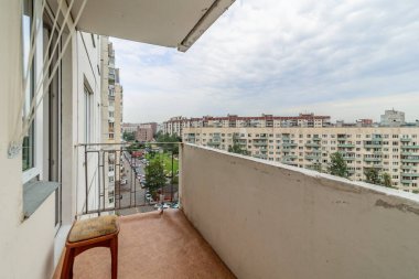Yüksek apartmandaki eski açık balkon. Çimento bina hizmetçisi.