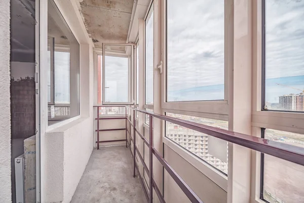 Pequeño Balcón Interior Moderno Edificio Apartamentos Suelos Baldosas Beige Marcos — Foto de Stock