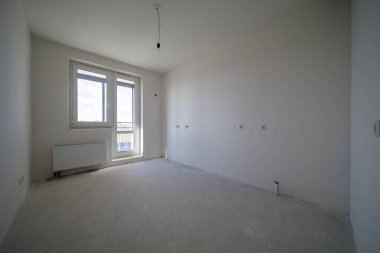 Konut yenileme şantiyesi. Yeni beton döşemeden önce boş oda