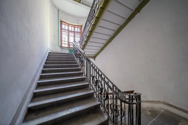 Escadas Old Apartment Building Entrada Com Escadaria Simétrica Tectos Altos — Fotografia de Stock