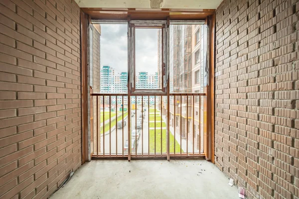 Klein Balkoninterieur Modern Appartementengebouw Beige Tegelvloeren Zwarte Raamkozijnen — Stockfoto