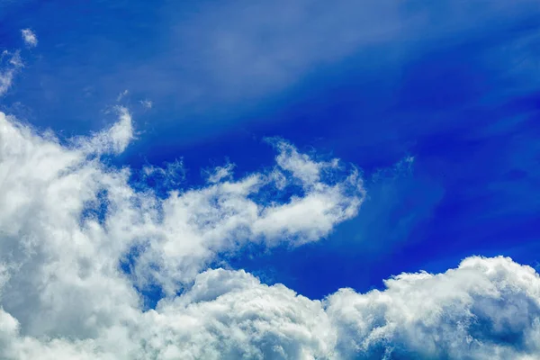 Cielo Blu Nuvole Con Raggi Solari Utilizzare Come Sfondo Del Foto Stock Royalty Free