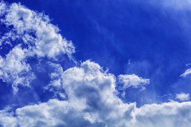 Parlak mavi gökyüzü güzel bulutlar ve arka plan için temiz hava