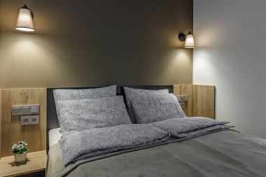 Çift kişilik yatak, lamba ve modern yastıklar klasik iç dizayn.