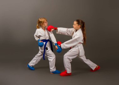 İki kız kavga ediyor.