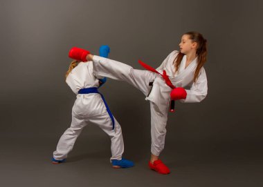 İki kız kavga ediyor.