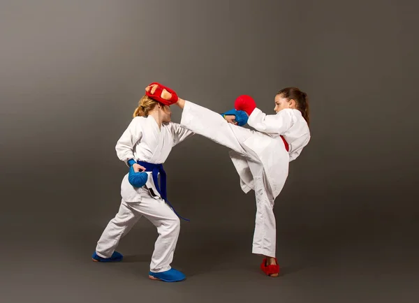 Duas meninas estão lutando — Fotografia de Stock
