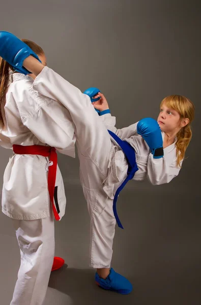 Duas meninas estão lutando — Fotografia de Stock