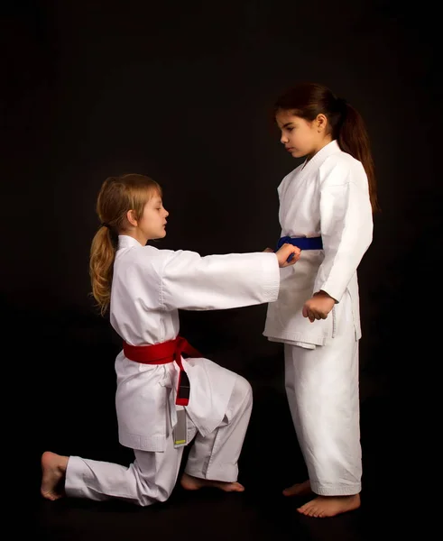 Karate ragazza aiuto — Foto Stock