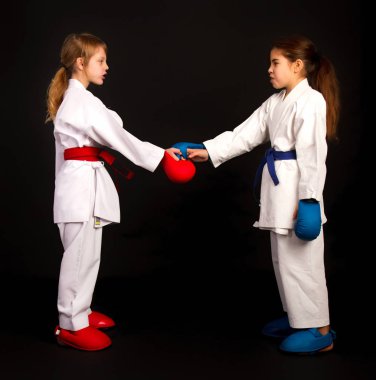 Karate kızları selamlıyor