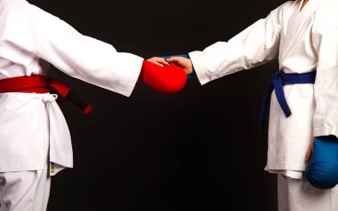 Karate kızları selamlıyor