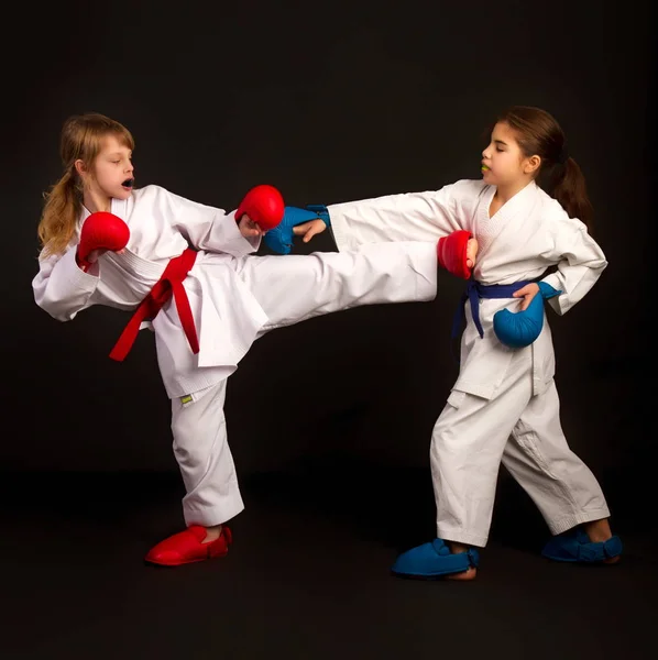 Karatê meninas lutadores — Fotografia de Stock