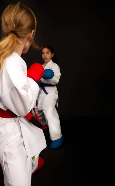 Karatê meninas lutadores — Fotografia de Stock