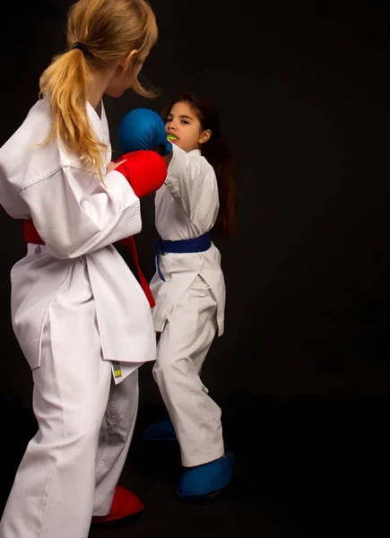 Karate lányok harcosok — Stock Fotó