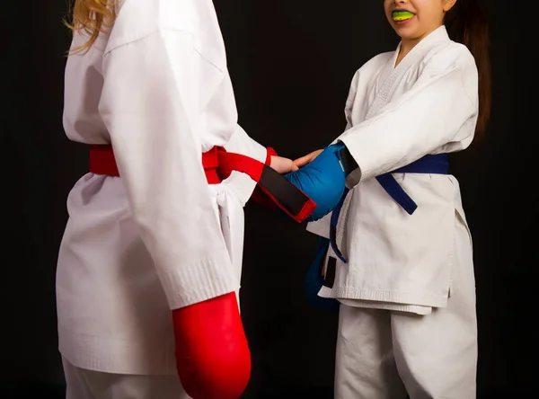 Karate lányok üdvözlés — Stock Fotó