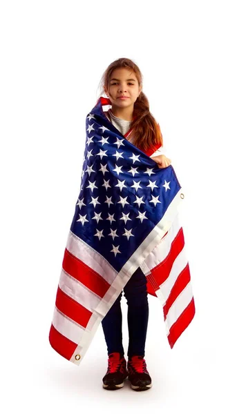 一个小女孩用星条旗覆盖着她的肩膀 被白色背景隔离 — 图库照片