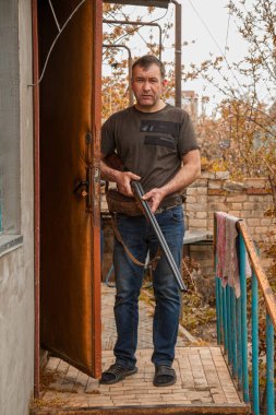 Elinde çifte namlulu bir silahla vahşi öfkeli bir adam davetsiz misafirleri köydeki evinin eşiğinden uzaklaştırıyor.