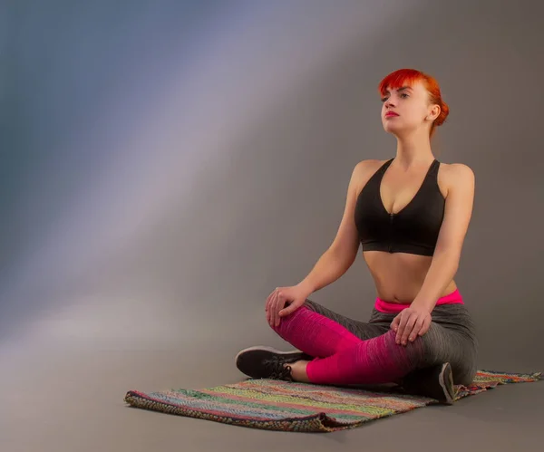 Girl doing yoga — Stock Photo, Image