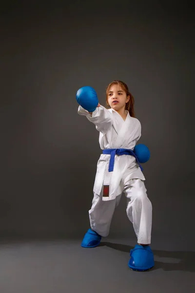 Menina Quimono Branco Com Cinto Azul Equipamento Realiza Golpes Fundo — Fotografia de Stock