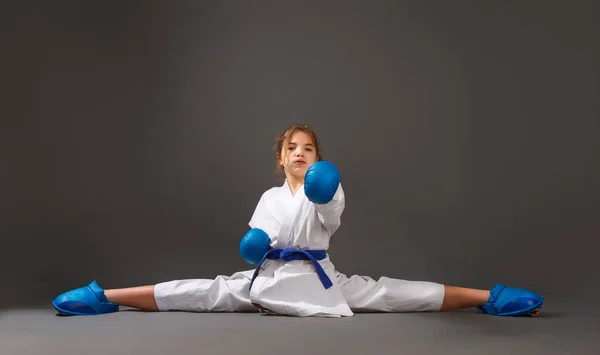 Bambina Kimono Bianco Con Una Cintura Blu Attrezzature Effettua Colpi — Foto Stock