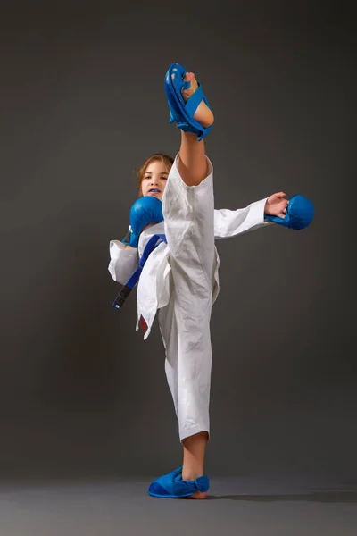 Niña Kimono Blanco Con Cinturón Azul Equipo Lleva Cabo Golpes —  Fotos de Stock