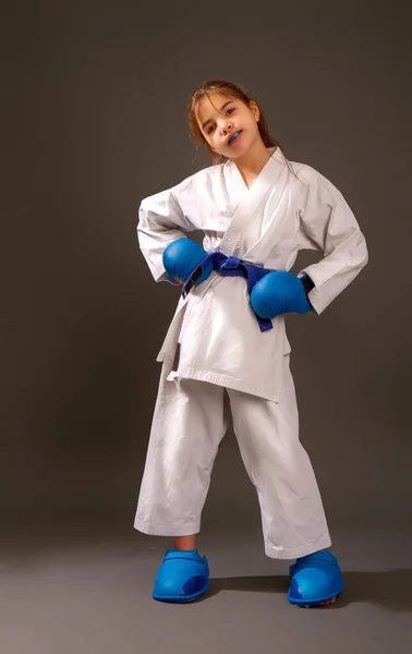 Egy Kislány Fehér Kimonóban Kék Övvel Felszereléssel Nyugszik Egy Sötét — Stock Fotó