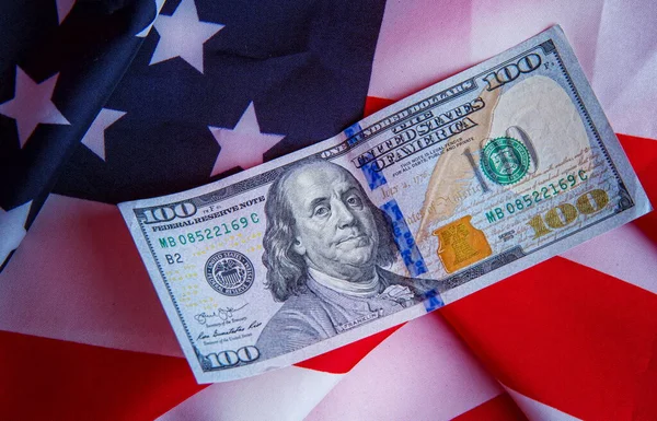 Dollar unter US-Flagge — Stockfoto