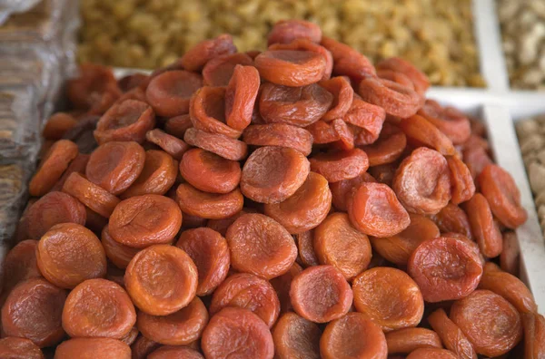 Dried apricots at a market in Uzbekistan — Stock Photo, Image