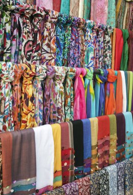 Bir oryantal ın Bazaarı piyasada renkli eşarplar