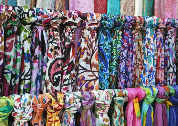 Красочные шарфы на восточном базаре — стоковое фото