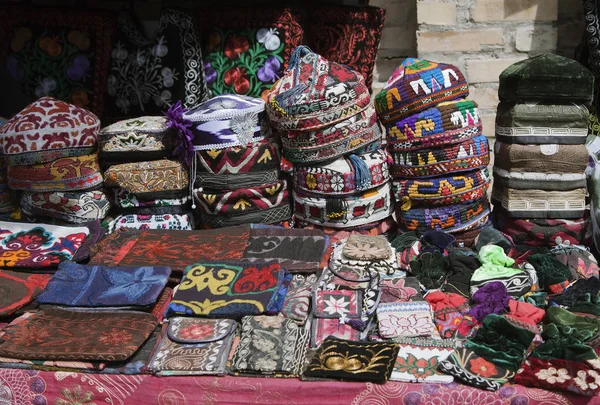 The traditional Uzbek cap, named tubeteika, on a market — Stock Photo, Image