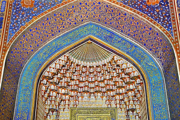 Inre av Tilya-Kori Madrasah i Samarkand, Uzbekistan — Stockfoto