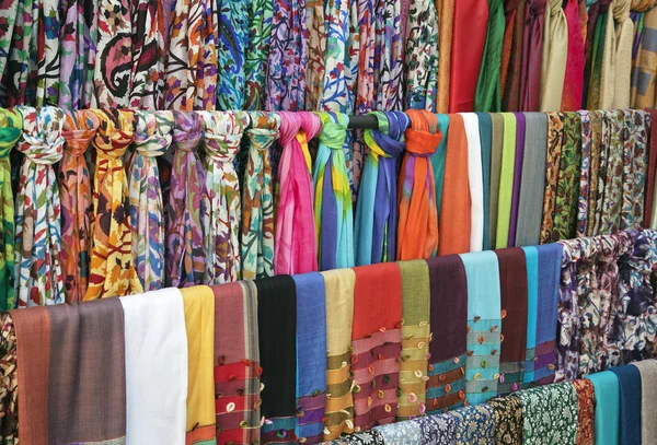 Bufandas coloridas en un mercado de bazar oriental — Foto de Stock