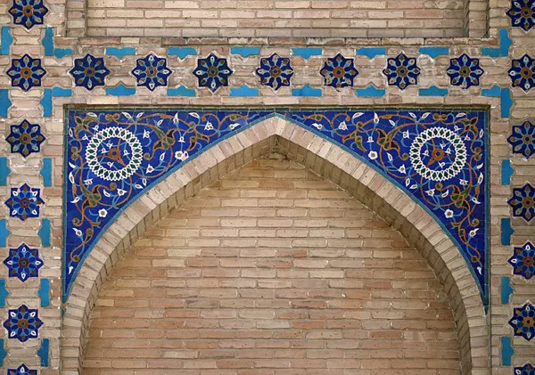 Niszy kwiecisty okna w ścianie, Uzbekistan — Zdjęcie stockowe