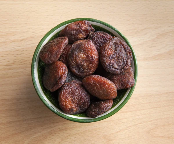 Albaricoques secos en un tazón oriental —  Fotos de Stock