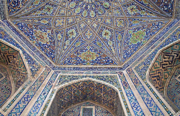 Innere der ulugbek madrasah in samarkand — Stockfoto