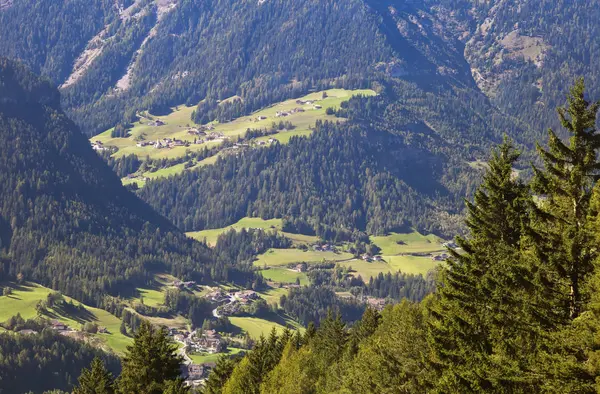 Val Gardena e Ortisei, Dolomitas, vista de uma montanha — Fotografia de Stock