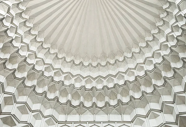 Традиционное сталактитовое оформление потолка мечети, Узбекистан — стоковое фото
