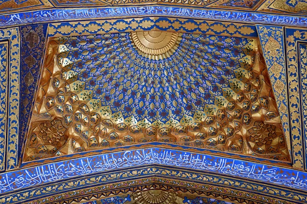 Samarkand, Uzbekistan - 04 maj 2014: Taket i Aksaray mausoleum — Stockfoto