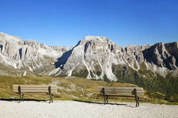 Viewpoint med bänkar i dolomit Alperna — Stockfoto