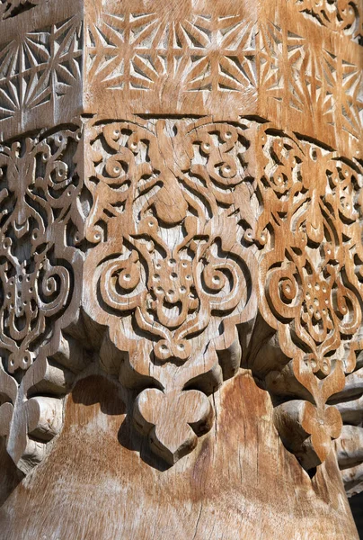 彫刻が施された木製の柱、ウズベキスタン — ストック写真