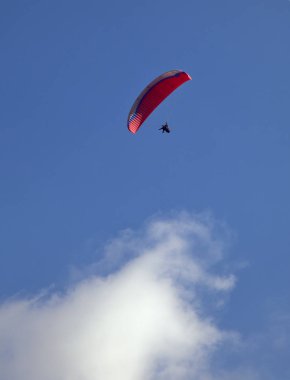 Mavi gökyüzünde parasailing