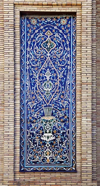 Восточная мозаика на стене, Узбекистан — стоковое фото