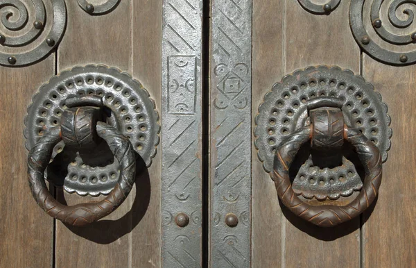 Стукачи в дверь, Лиссабонский собор — стоковое фото