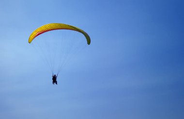 Mavi gökyüzünde parasailing