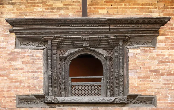 传统尼泊尔木工窗 — 图库照片