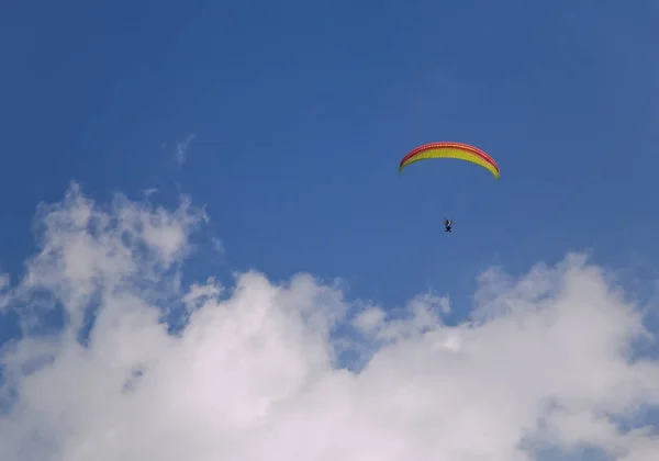 Parasailing en un cielo azul — Foto de Stock