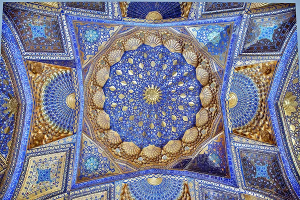 Samarkand, Oezbekistan--mei 04, 2014: Plafond van Aksaray mausoleum — Stockfoto