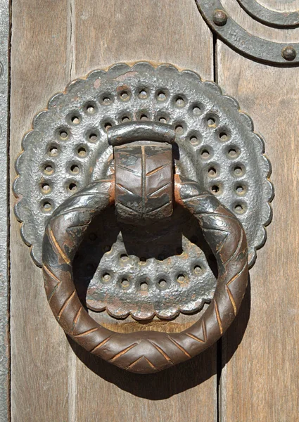 Door knocker, Lisbon cathedral — Stock Photo, Image